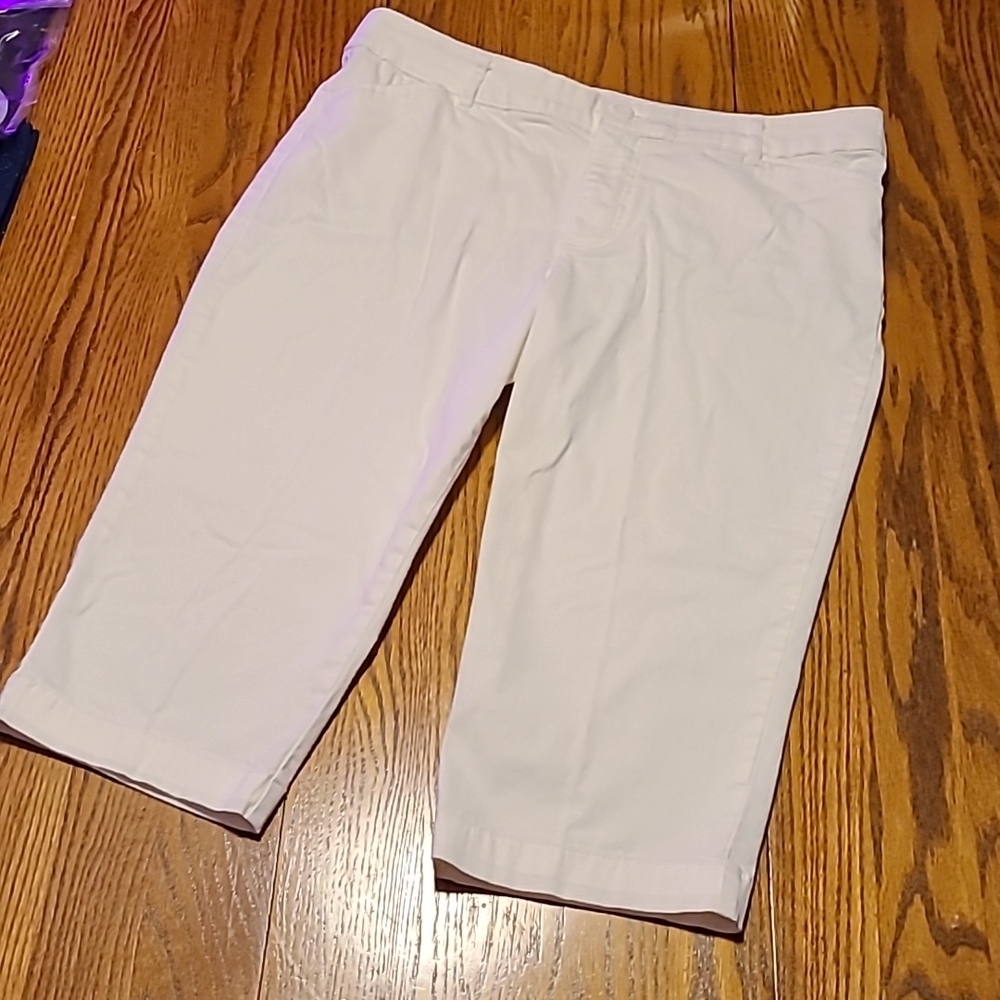 St. John's Bay White Capri Pants